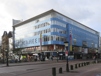 907424 Gezicht op het kantoor- en winkelcentrum De Planeet, op de hoek van de Oudegracht en de Lange Viestraat te ...